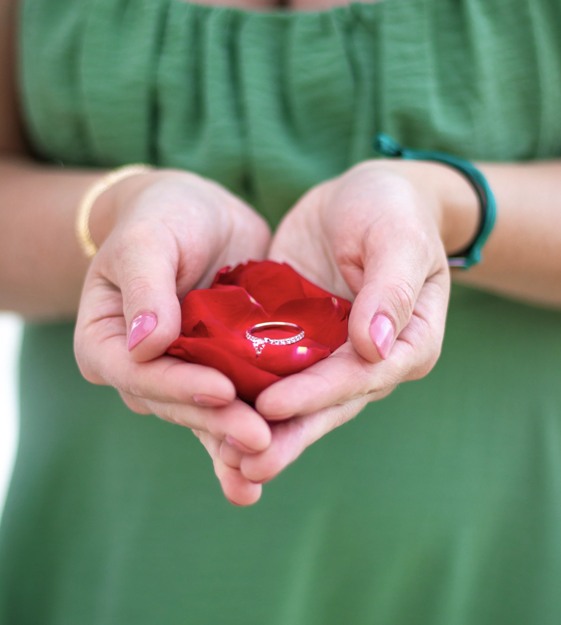 Pareja abrazada y sonriendo frente al mar durante una sesión de fotos al atardecer en la playa.
