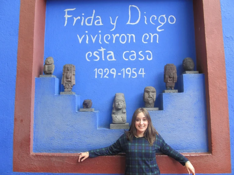 Vanesa Allende frente a la Casa Azul de Frida Kahlo en Ciudad de México