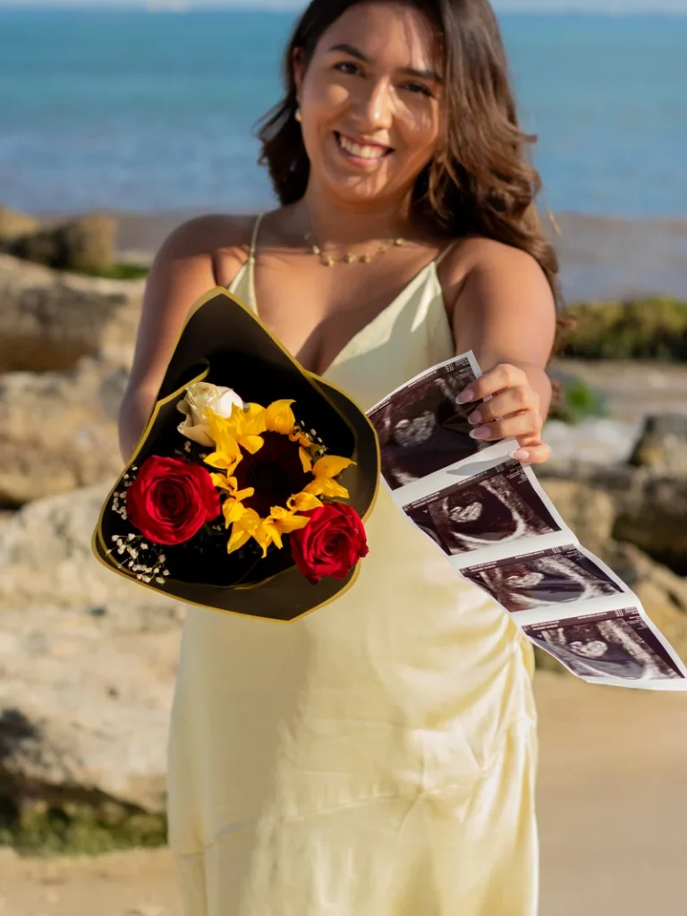futura mamá en sesión fotográfica de playa