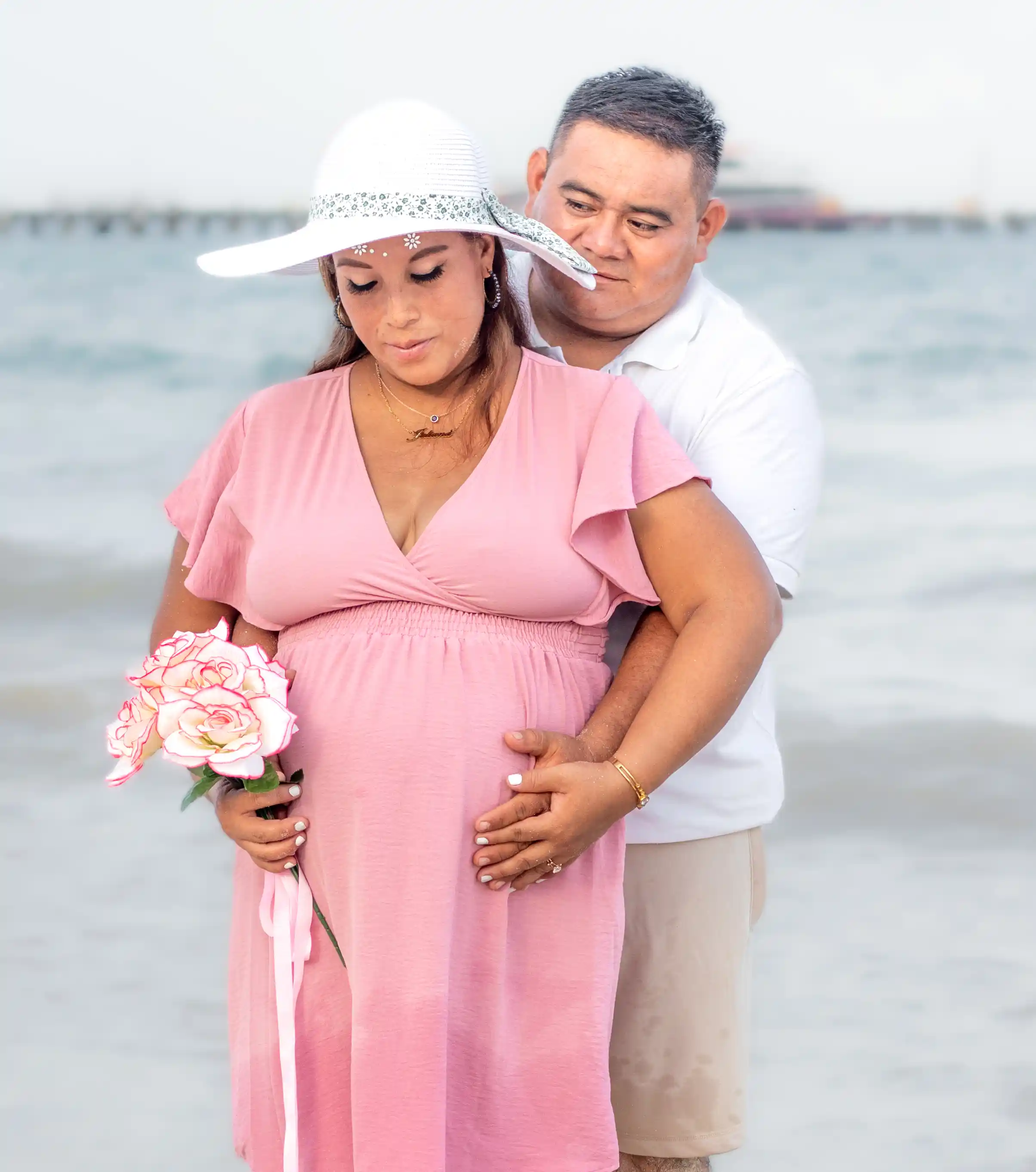 Couple during maternity photography session in Playa del Carmen – pregnant woman and partner on the beach