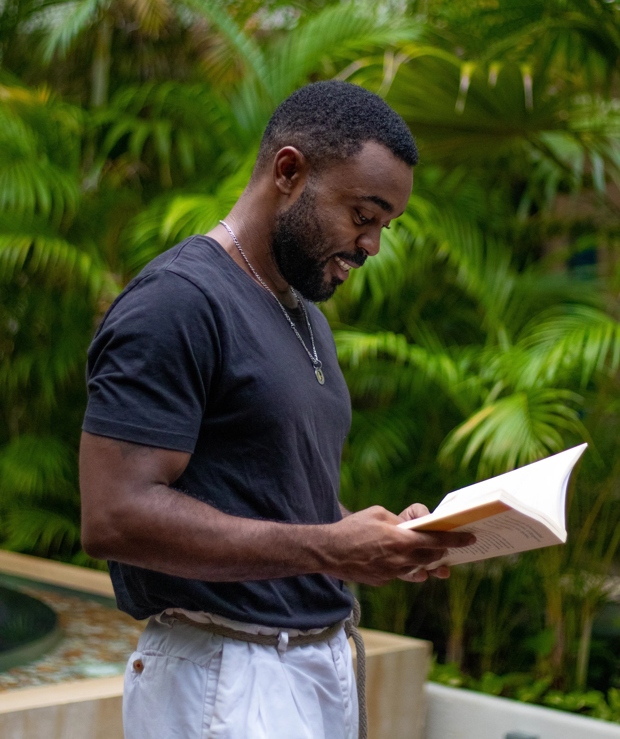 Hombre sonriendo con vegetación verde de fondo - sesión de personal branding